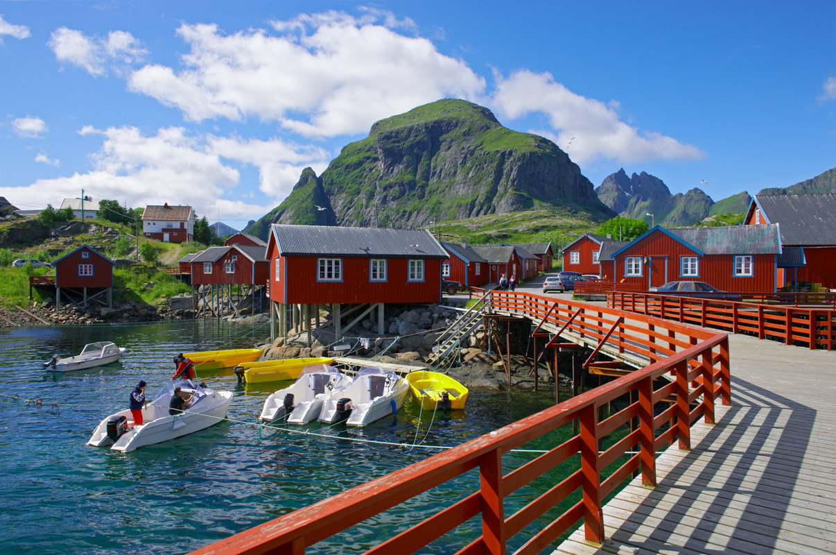Stay for a night or two in a Rorbu cabin during your holiday in Lofoten. Photo: Bård Løken