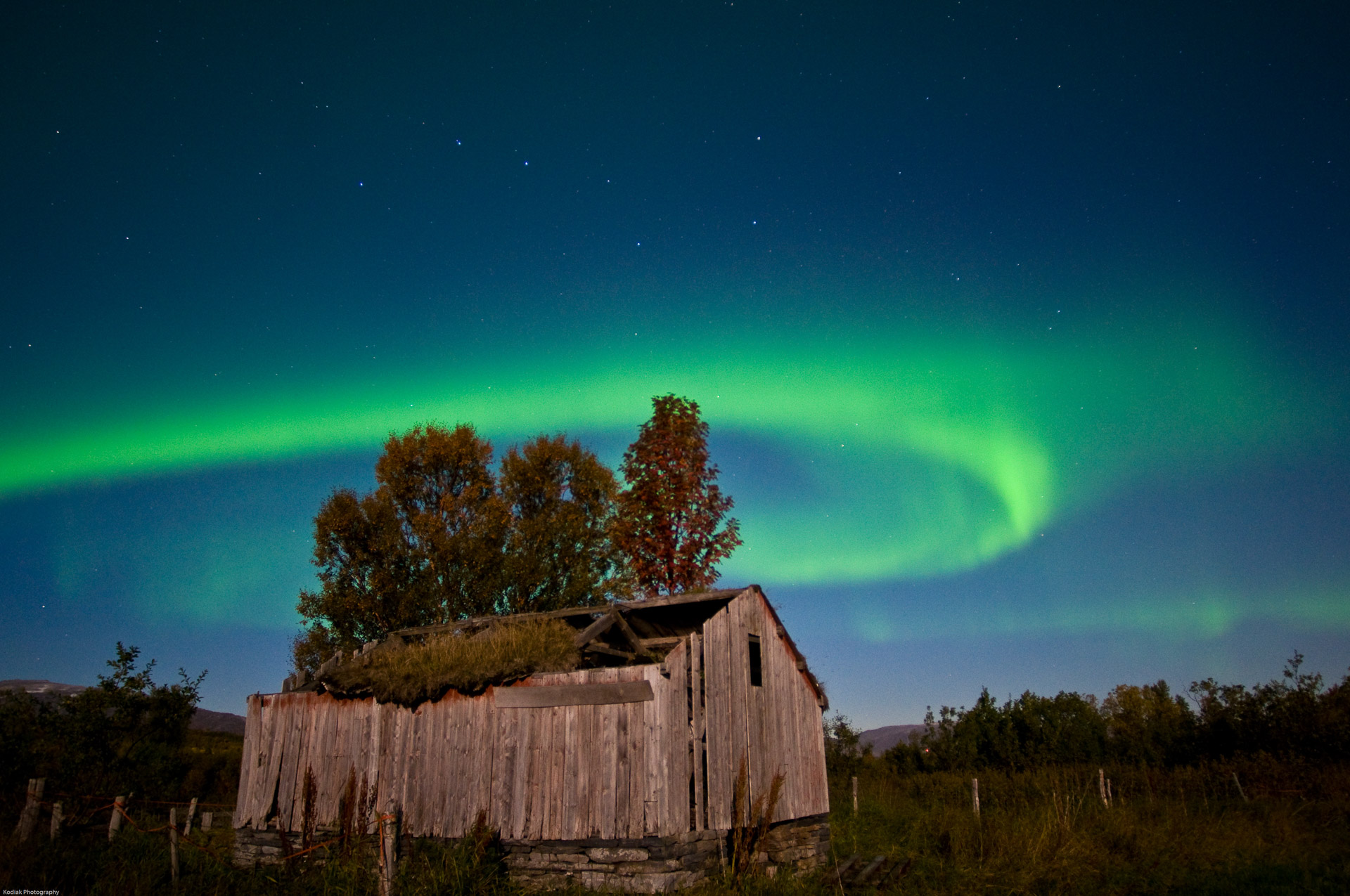Northern lights over an old outhouse in early September © Gaute Bruvik