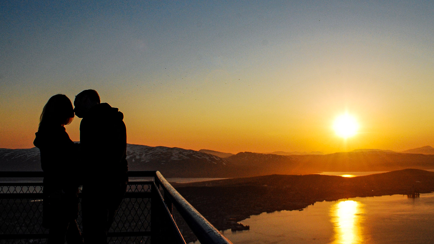 Romantic Midnight Sun kiss on Tromsø's Cable Car © Knut Hansvold