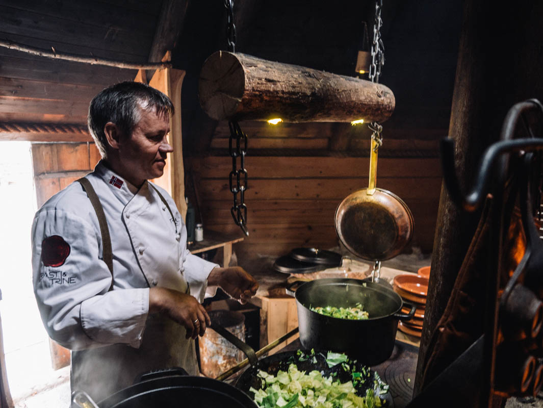 Preparing gourmet dishes in a traditional environment © Trine og Trasti