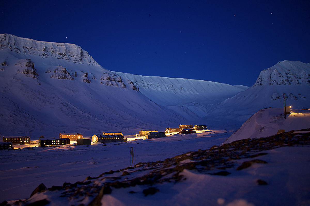 Nybyen øverst i Longyearbyen vinterstid © Marcela Cardenas