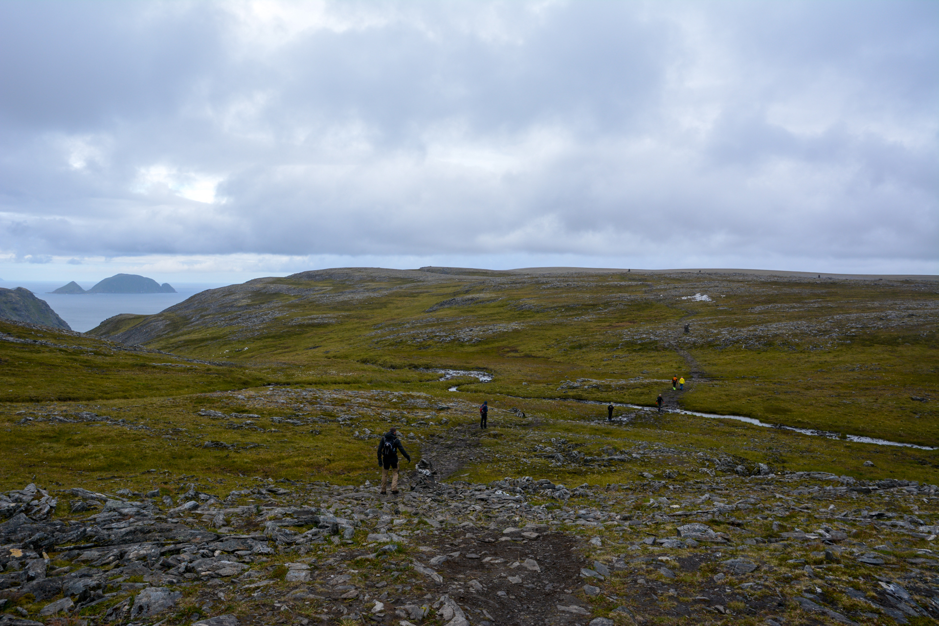 Gjesværstappan er synlige ute i vest mens vi går nordover © Knut Hansvold