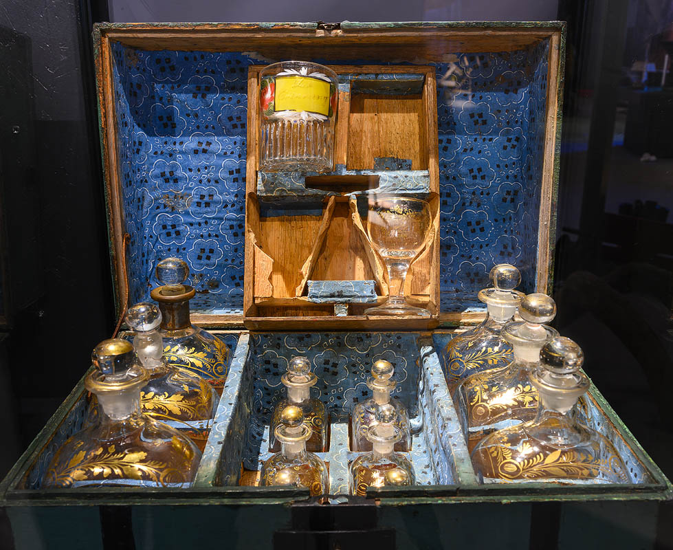 A trunk acting as a bar, with precious bottles inside. © Ernst Furuhatt Jekt Trade Museum in Bodø