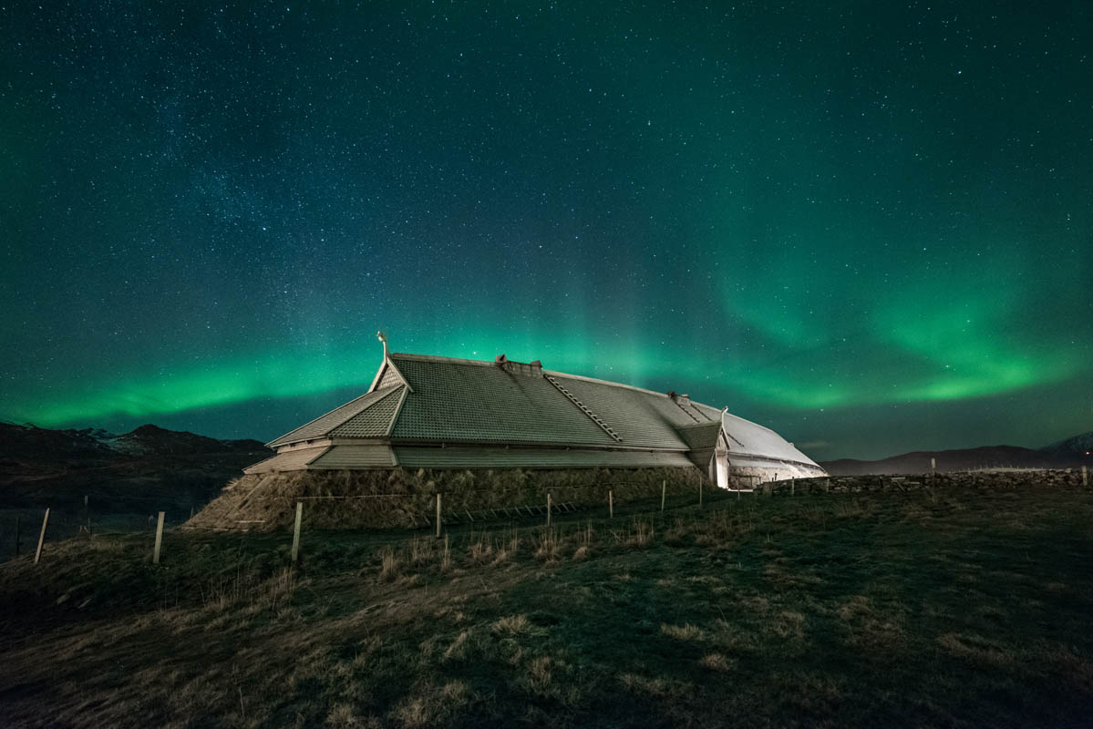 Lofotr Vikingmuseum i nordlyset © Steven Henriksen