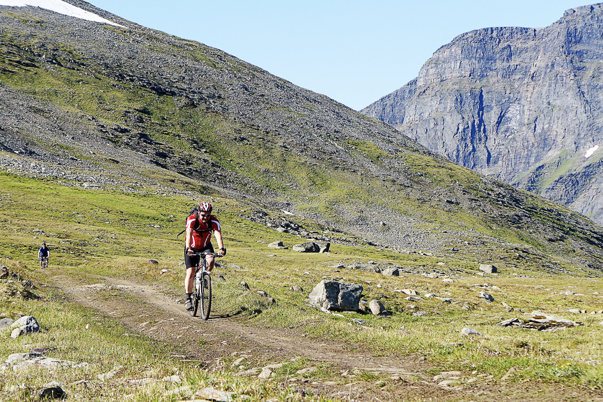 Downhill stretches allow you to loosen the breaks © Georg Sichelschmidt - Visit Lyngenfjord