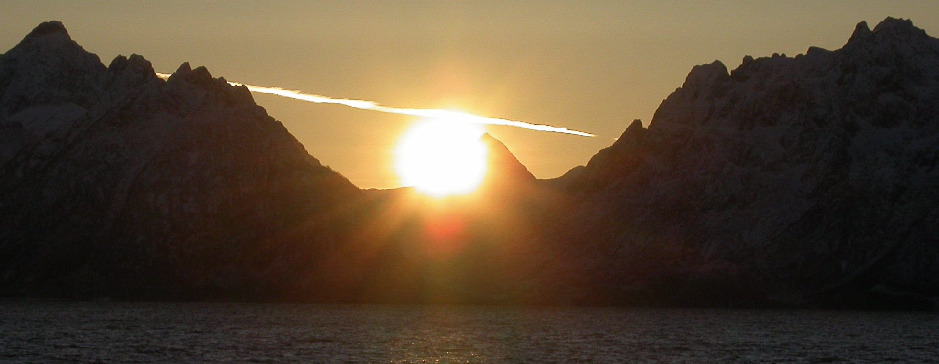 18. januar kommer sola opp over Nissvasstinden på Austvågøya. Dette ses tydelig fra Hadsel kirke © Hans Bakken