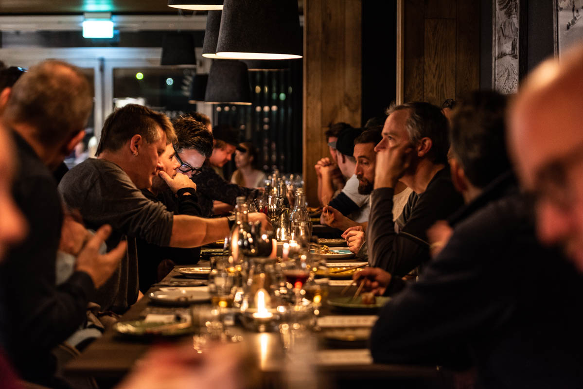 Longyearbyen har en rekke restauranter for vennegrupper © Jarle Røssland
