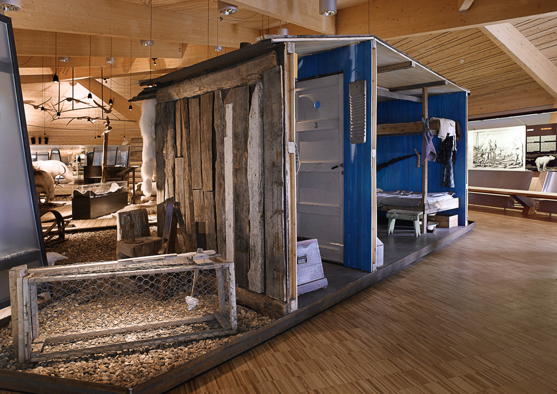 Fangsthytte med reveskinn på utsida © Guri Dahl/Svalbard museum