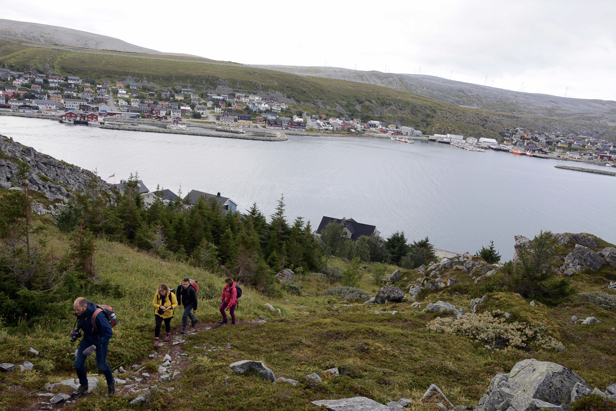 Den bratte bakken opp til pyntesteinen i Kjøllefjord danner starten på turen (c) Knut Hansvold