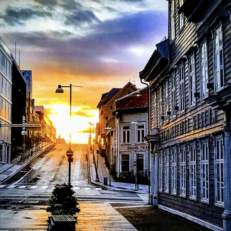 It's 2am, and the sun enters the main street of Tromsø © Knut Hansvold