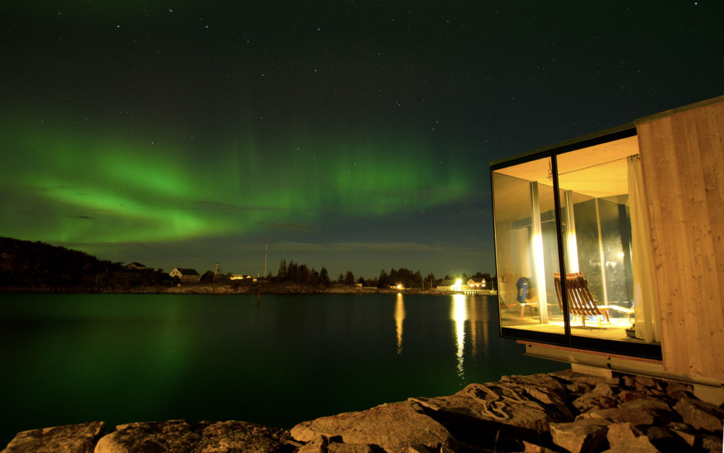 Aurora dancing to the north of the cabins © Lars Kr. Hansen Evjenth