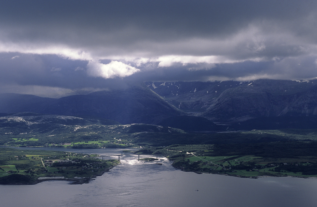 Saltstraumen og den karakteristiske brua sett fra luften © Vebjørn Karlsen