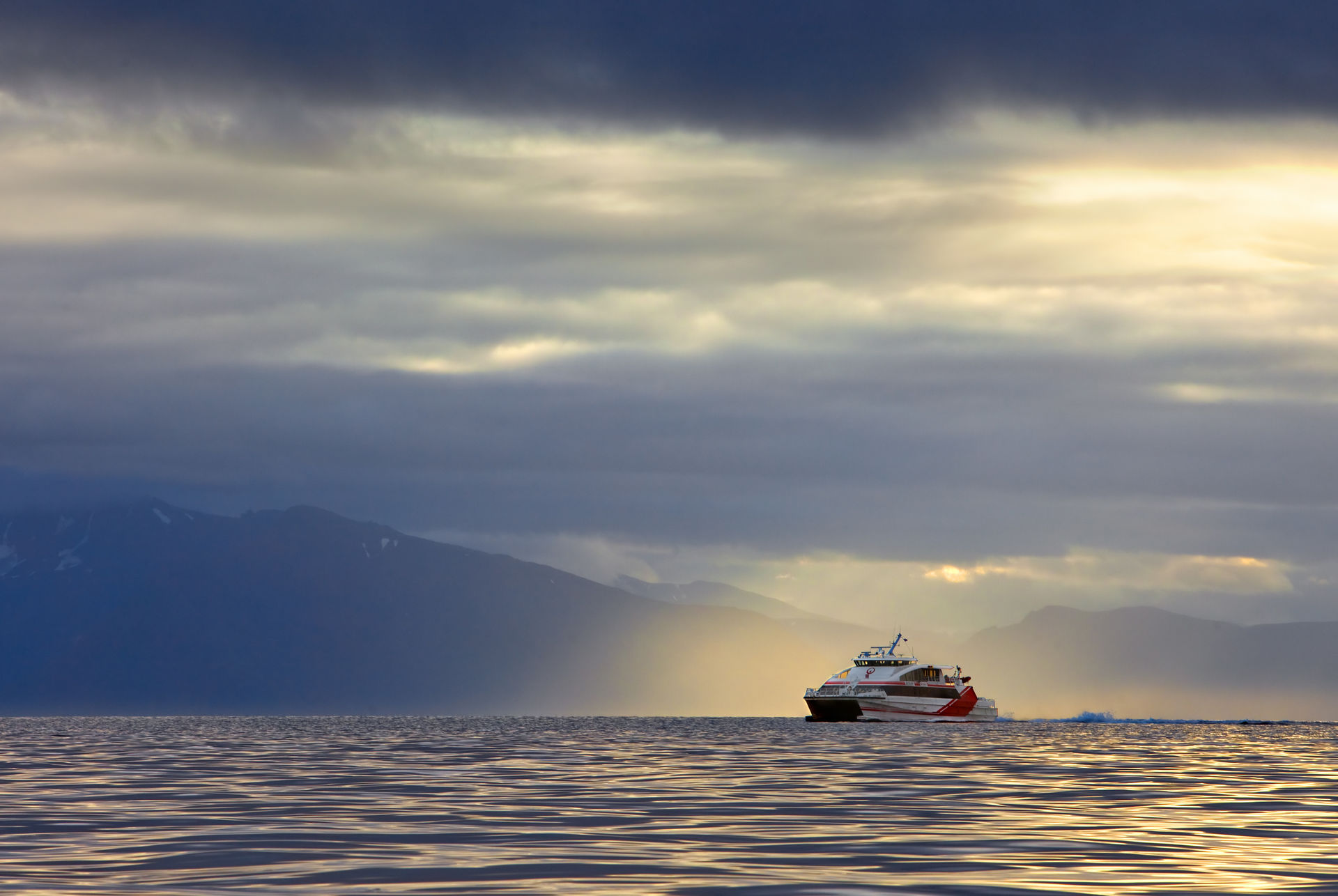 Nordlandsekspressen i vakkert kystlandskap © Anne Olsen-Ryum