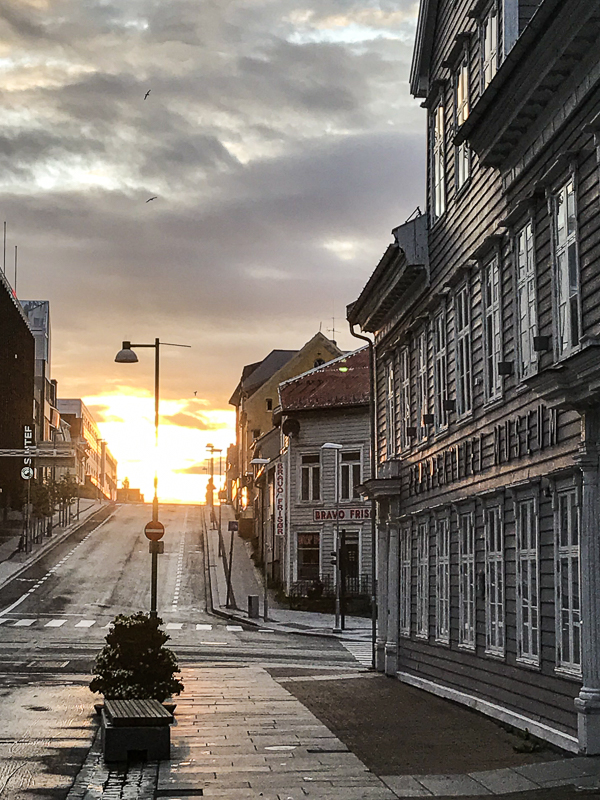 It's 2 in the morning, and the sun shines into the main street © Knut Hansvold
