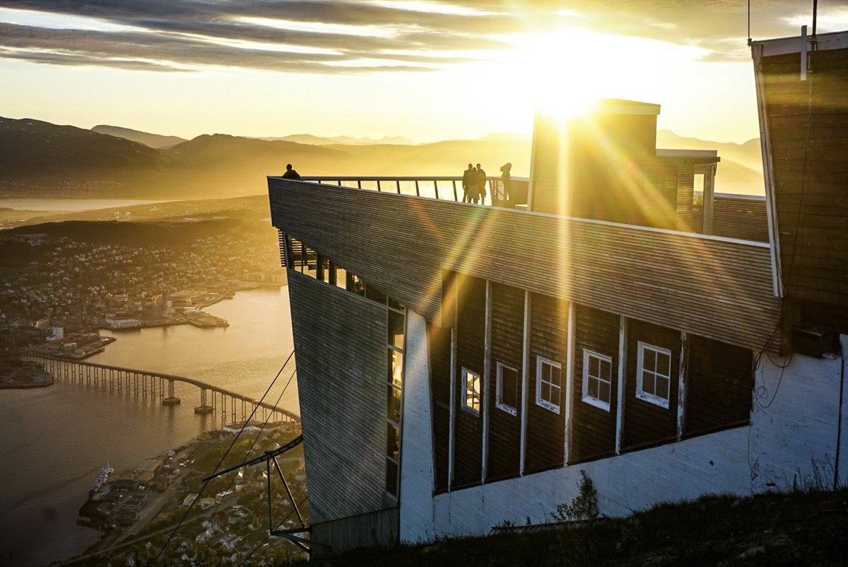 Øvre Stasjon på Fjellheisen med sola rett i nord © Knut Hansvold