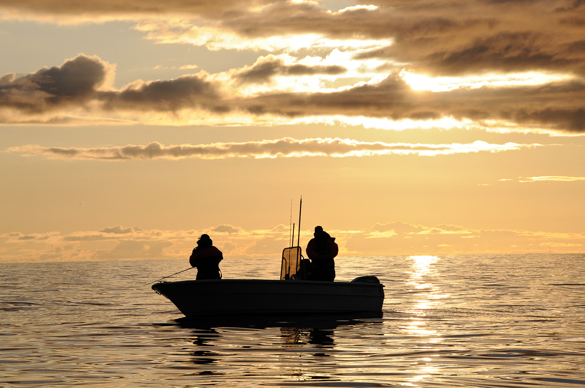 På kvelden løyer solgangsbrisen, og du kan dra ut og fiske © Bjørn Eide