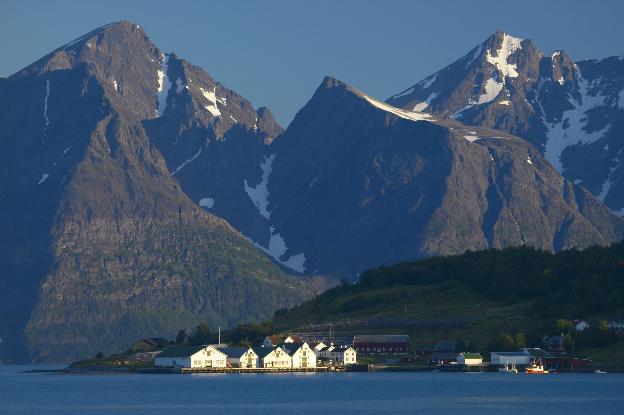 The old trading post of Havnnes and the Lyngen Alps in the background © Bård Løken