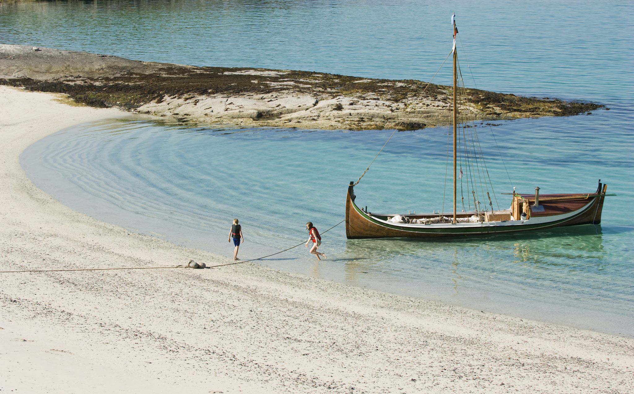 En nordlandsbåt dras i land © Hans Arne Paulsen