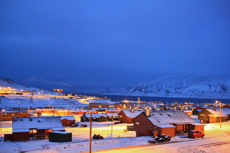 Longyearbyen at night © Marcela Cardenas