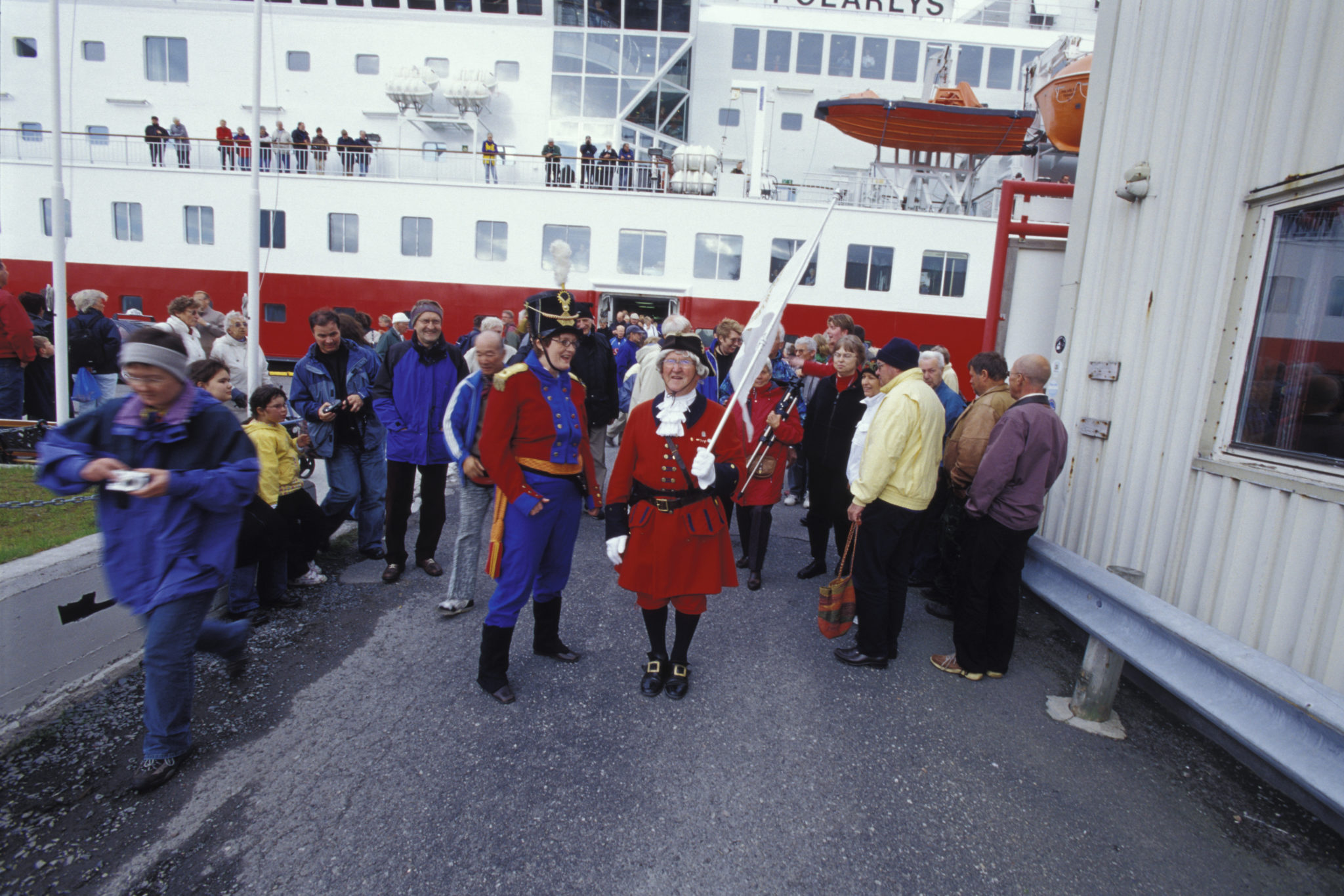Turistene fra Hurtigruta på vei opp © Trym Ivar Bergsmo/NordNorsk Reiseliv