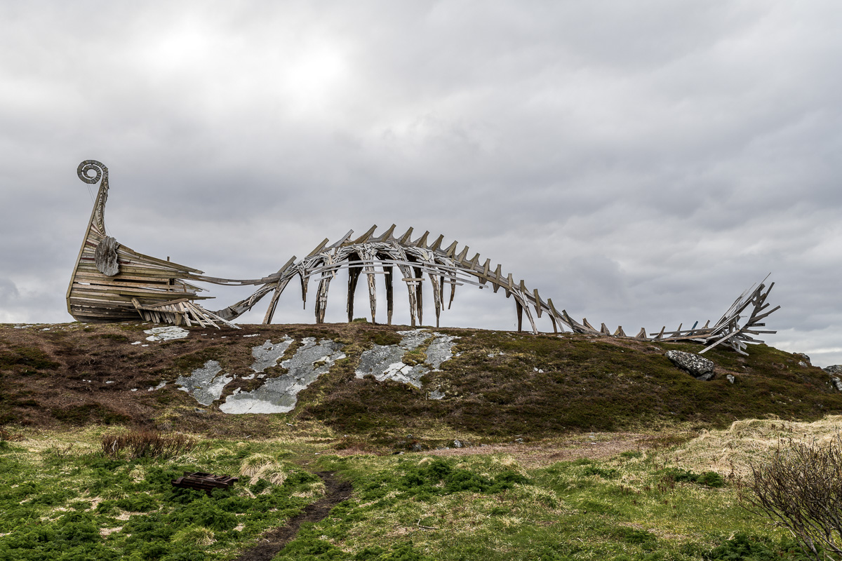 Drakkar, stavnen på et vikingskip og kroppen av en dinosaur...tolker vi det som... © Jarle Wæhler/Statens Vegvesen