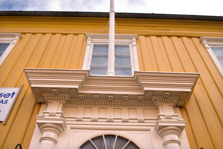 The finest neo-classical door in Tromsø, where one really need so look at the architecture © Knut Hansvold