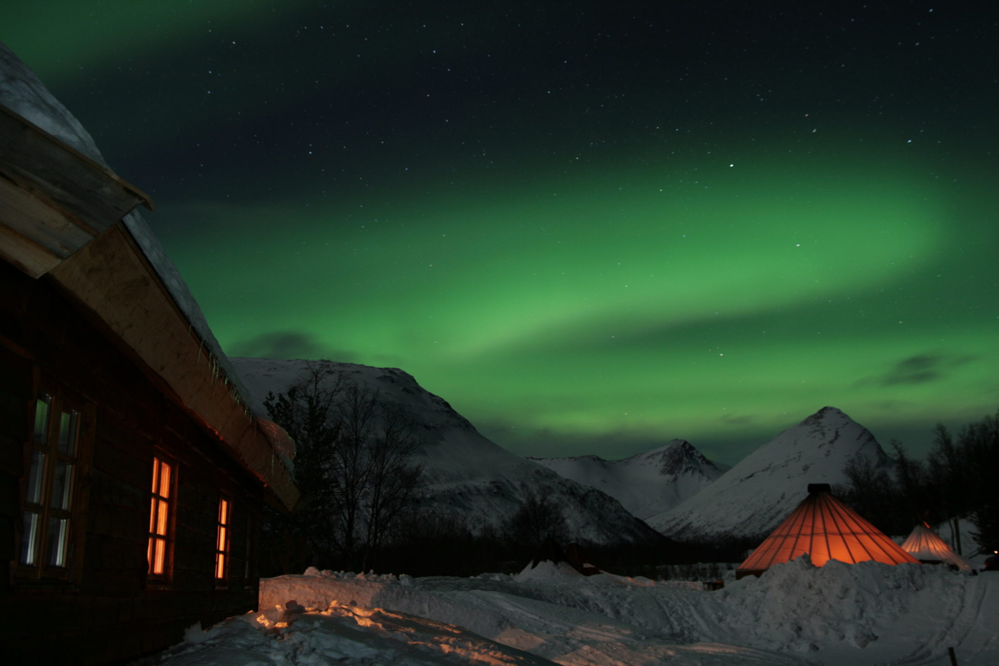 Om du overnatter i lavvo eller i hytta, er sjansen større for å se nordlyset © Lyngsfjord Adventure
