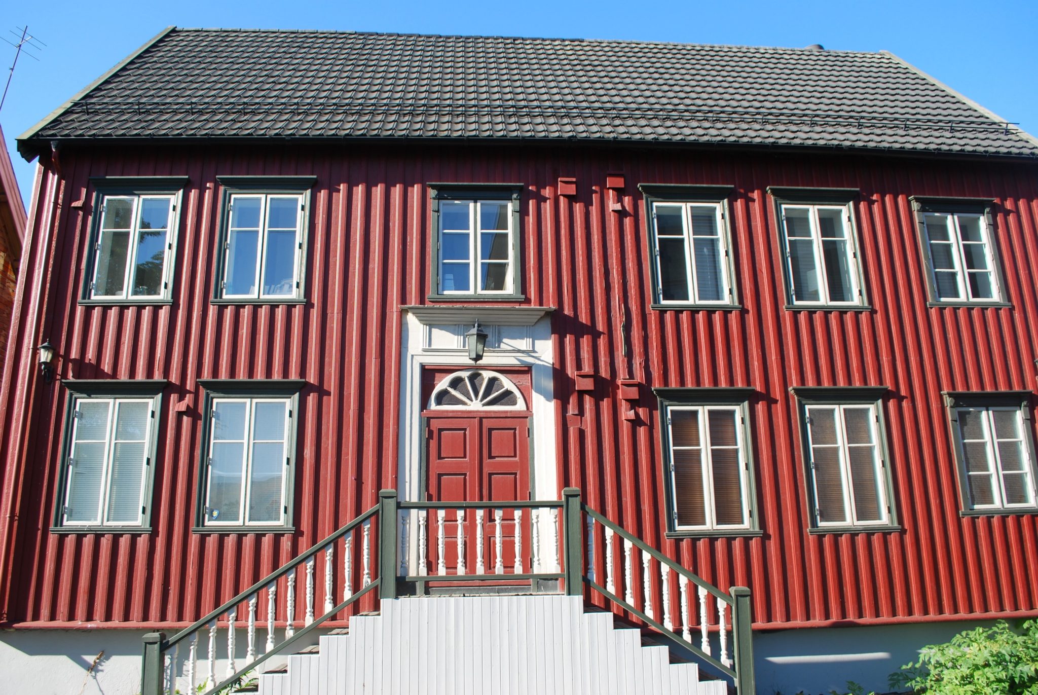 A red merchant's house with vertical panelling denoting Trondheim style architecture © Knut Hansvold