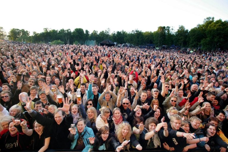 Excited crowds © Yngve Olsen Sæbbe