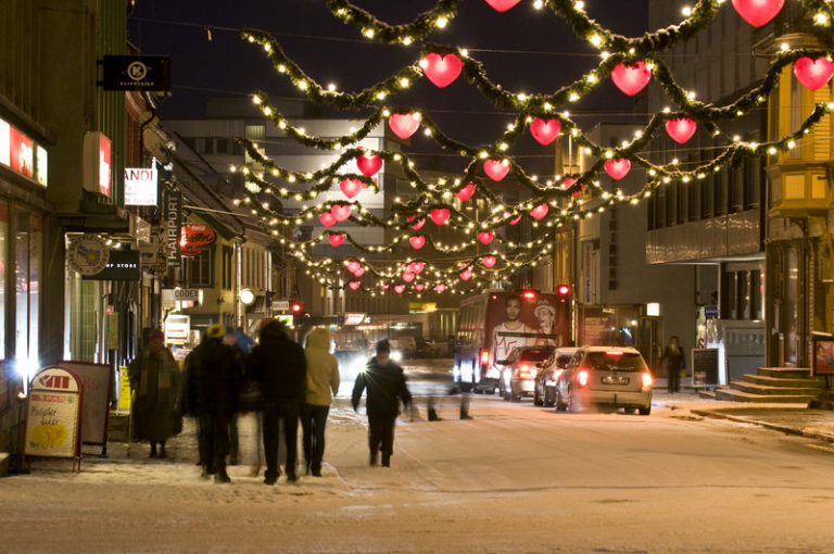 På juletur i Tromsø. Ta av deg jakka når du setter deg inne på en kafe ©  Yngve Olsen Sæbbe