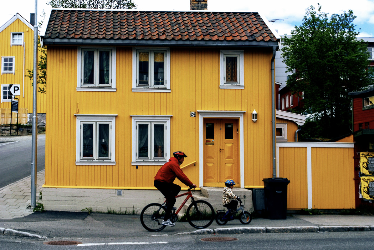 Minuscule yellow house in the northern end of town, where workers used to live © Knut Hansvold