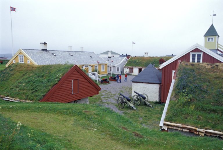 Vollene omgir en samling gamle hus © Trym Ivar Bergsmo/NordNorsk Reiseliv