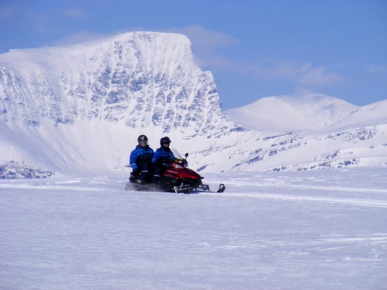 Skuterløypene fører høyt til fjells © Lyngsfjord Adventure