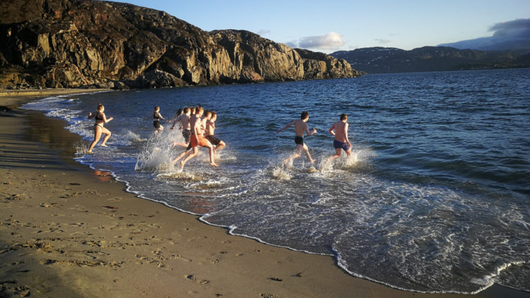 Temperatures can approach the 30 degrees mark at Grense Jakobselv, but the ocean is always refreshing (...or numbing..) © Monika Raab/Pasvik Turist
