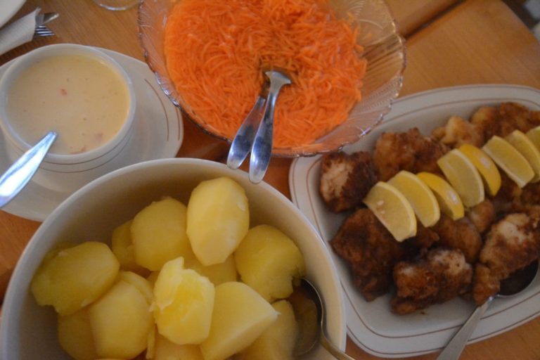 Stekt fisk med potet og revet gulrot. Slik som ho mor serverer det. © Knut Hansvold
