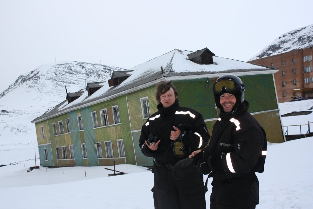 Suited up sightseeing in Barentsburg © Hanne Knudsen/Innovasjon Norge