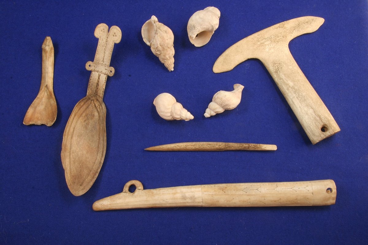 Detailed artifacts uncovered at the site © Varanger Samiske Museum
