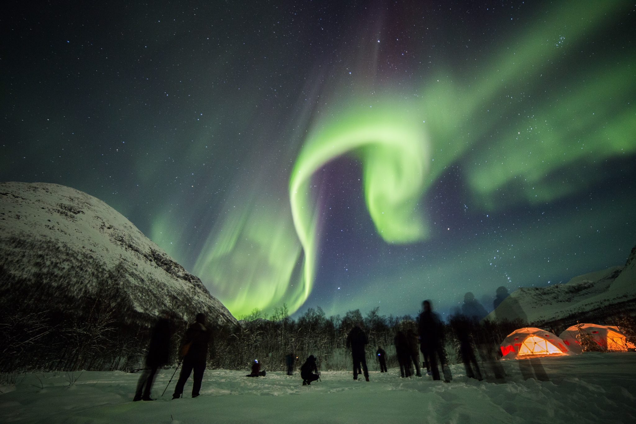 Strong aurora over excited guests © William Copeland
