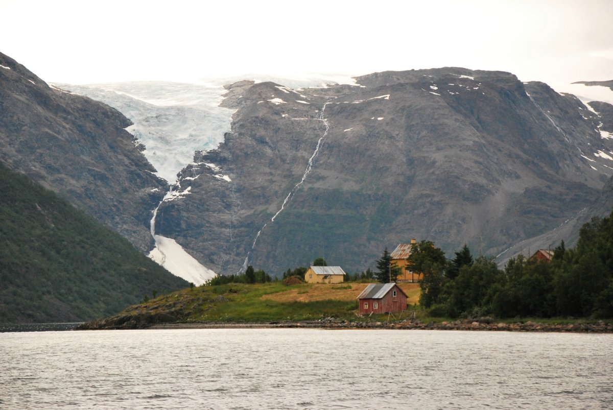 The glacier from afar © Knut Hansvold