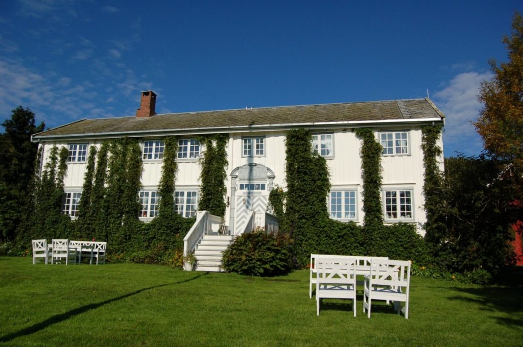 Røkenes gård er fra 1750 - Nord-Norge