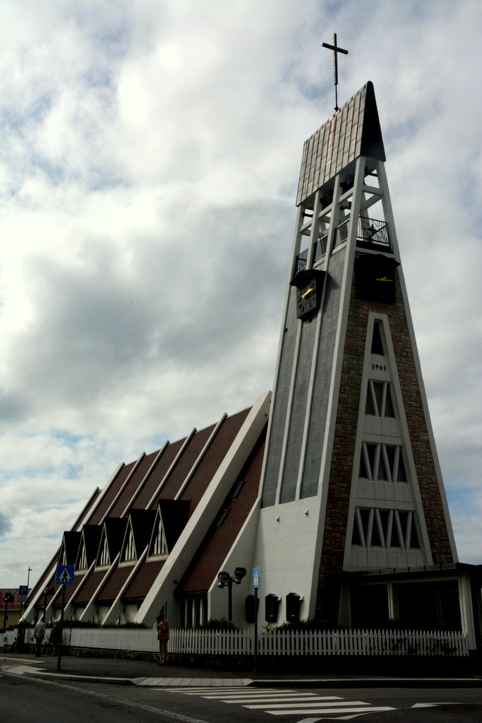 Kirken viser sekstitallets arkitektur © Knut Hansvold