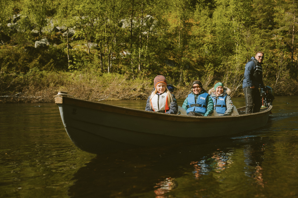 Upriver in a tour suited for all age groups © Svartfoss Adventure