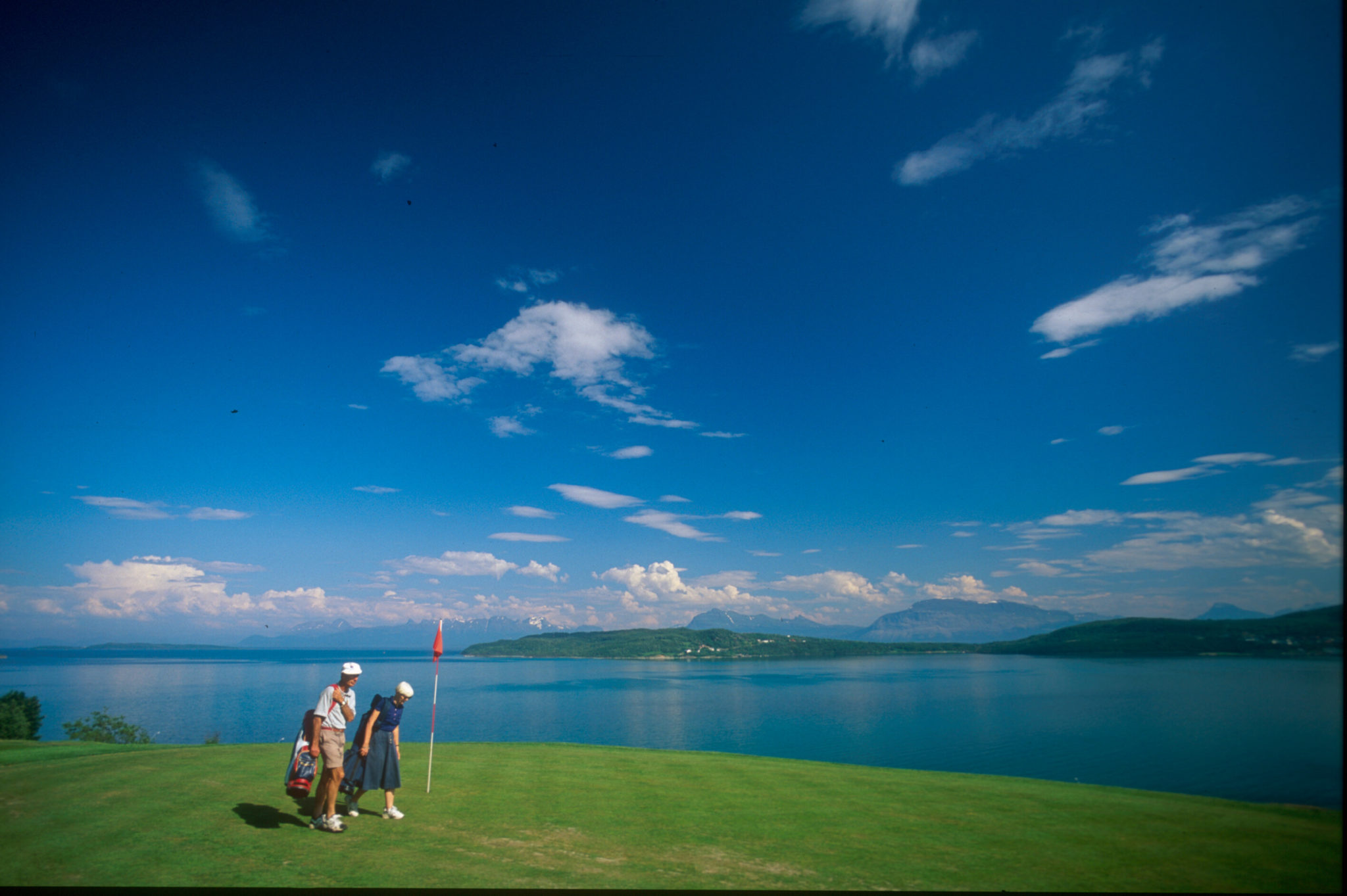 The golf course on a sunny day with views over the fjord © Røkenes gård