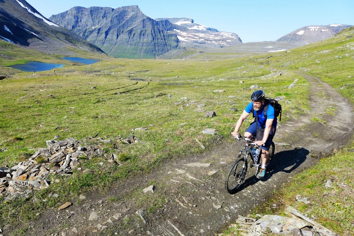 The Lavka Trail is a trail for bikes east of the Lyngen Alps © Georg-Sichelschmidt