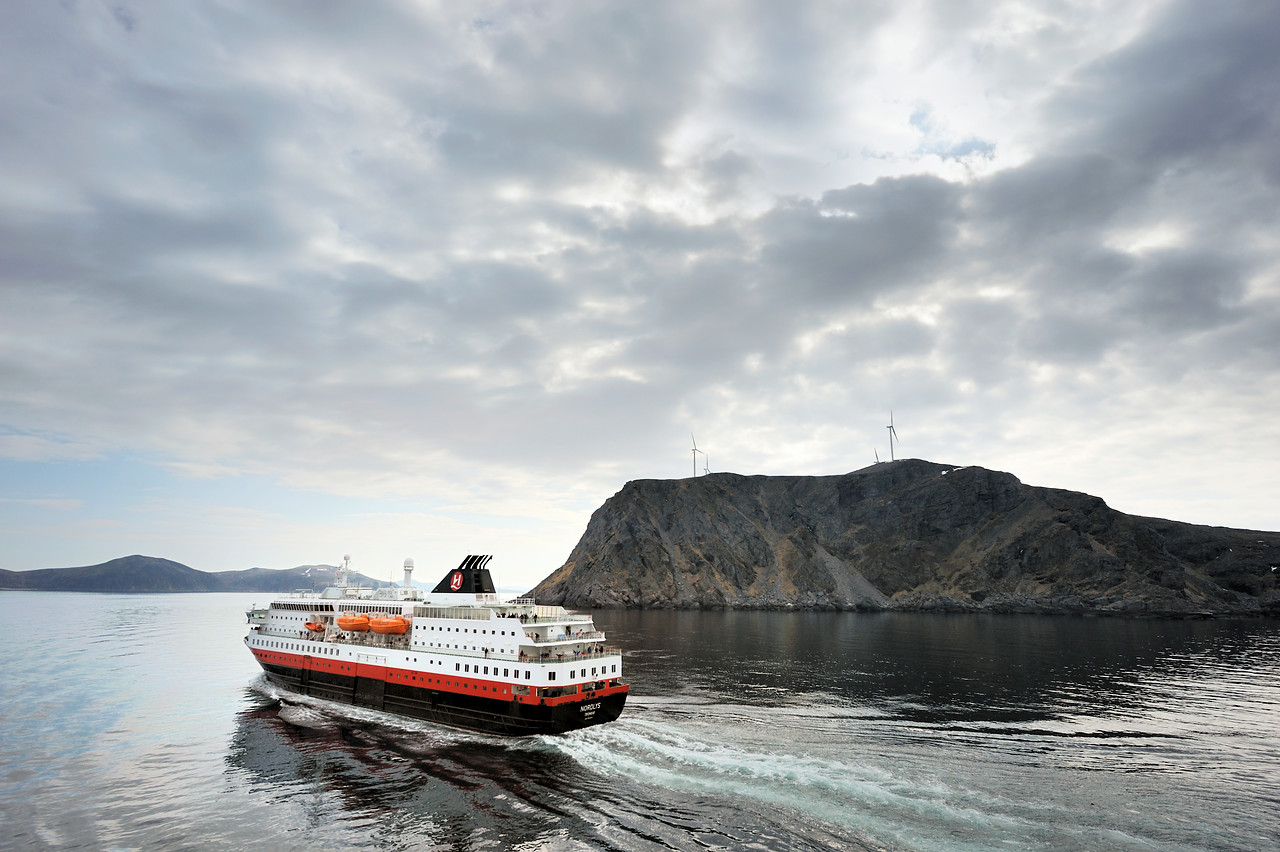 Hurtigruta går rundt Havøygavlen for å komme inn til Havøysund © Jarle Wæhler/Statens Vegvesen