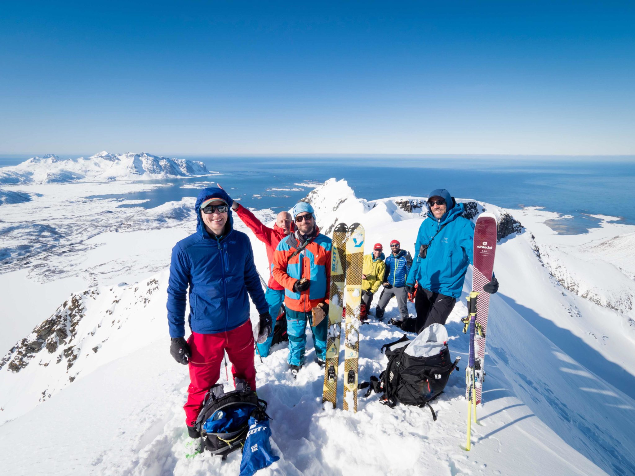 Samling på toppen med kompisene før skiene peker ned fjellet © Kristin F Olsen