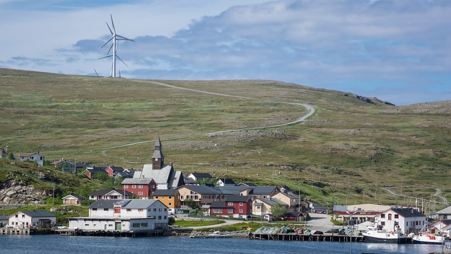 Havøysund er et tett fiskevær med vindmøller ut mot den værharde vestfronten av øya © Jarle Wæhler/Statens vegvesen