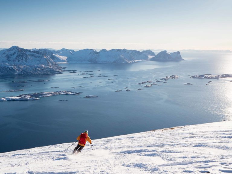 På vei ned med utsikt i en av Senjas mange fjorder © Kristin F. Olsen