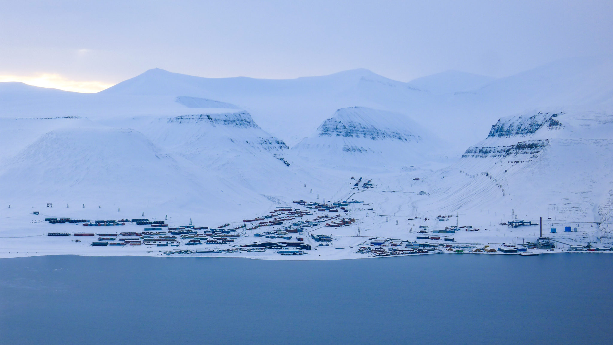 1100 kilometer fra Nordpolen ligger det et ørlite bysamfunn, Longyearbyen © William Copeland