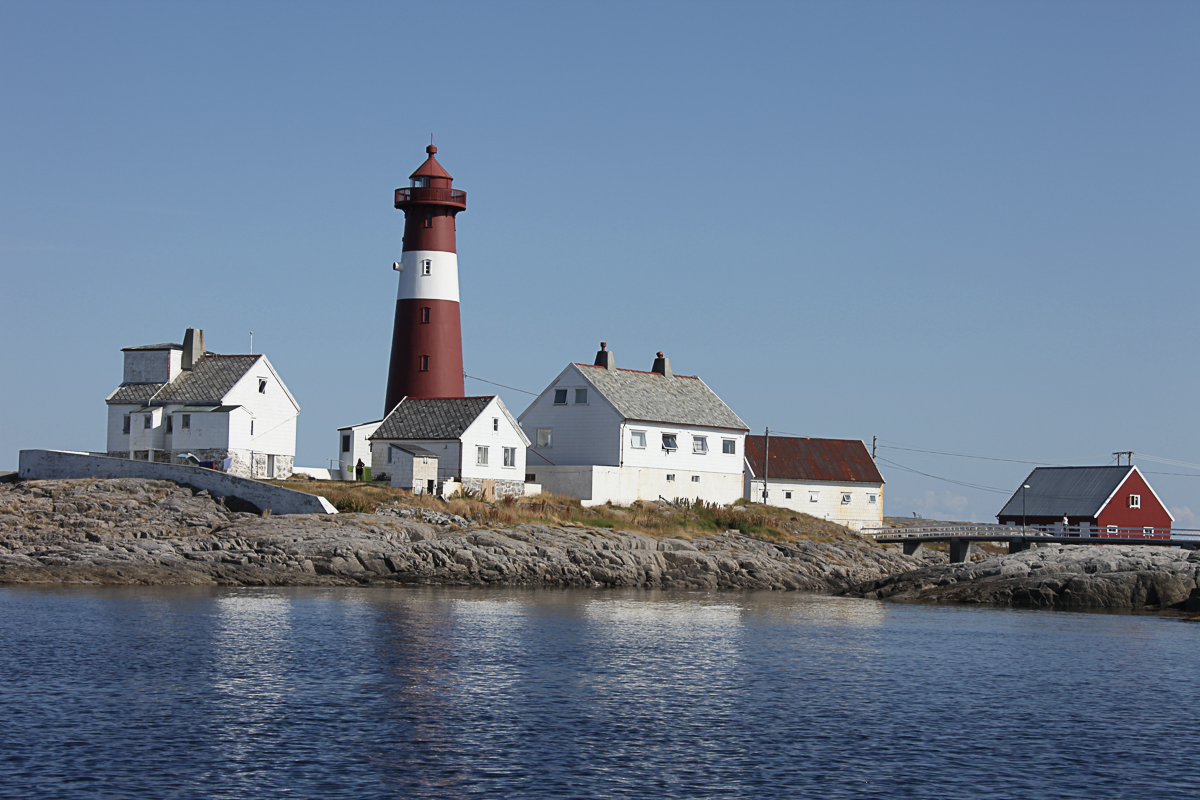View of the lighthouse with surrounding houses © Roger Johansen